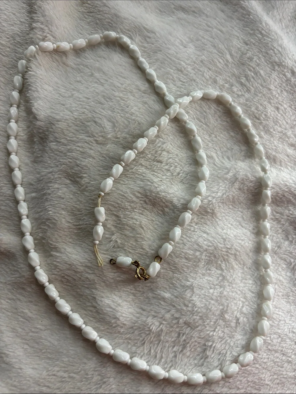 BROKEN CLASP White Beaded Necklace - Classic Pearl-Look Strand